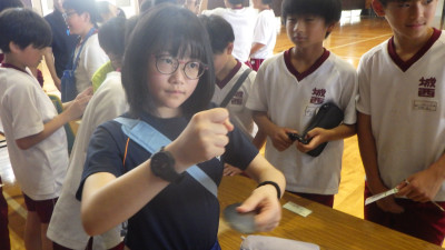２